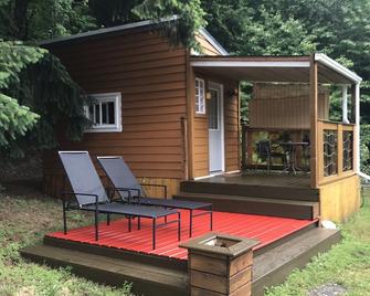 Newly completed rustic tiny house in Boston bar the heart of the Fraser Canyon - North Bend - Edificio