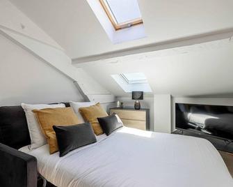 Cozy apartment - Bright skylight - Cannes center - Cannes - Bedroom