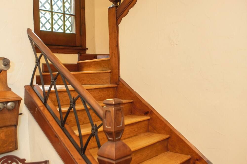 Marvelous lakefront 4-bedroom historical estate in Richfield with AC. - Richfield - Schodiště