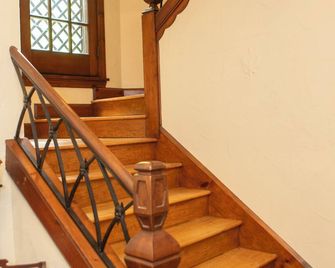 Marvelous lakefront 4-bedroom historical estate in Richfield with AC. - Richfield - Schodiště