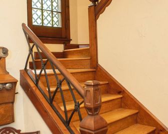 Marvelous lakefront 4-bedroom historical estate in Richfield with AC. - Richfield - Schodiště