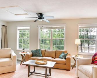 Lakefront Ridgeway Home with Deck and Fire Pit! - Ridgeway - Living room