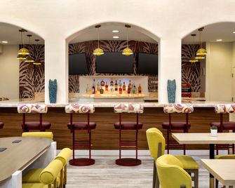 هامبتون إن تروبيكانا - لاس فيغاس - بار