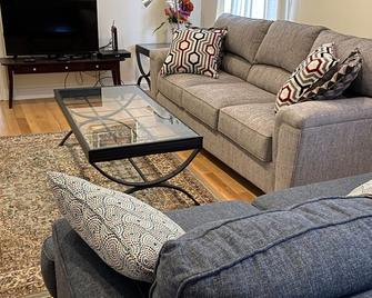 Comfy & Convenient Suburban Oasis - Westfield - Living room
