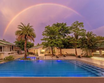 Energise Soul Retreat - Trimbak - Pool