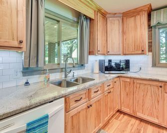 On Lake Tillery Spacious Home with Screened Porch! - Albemarle - Kitchen