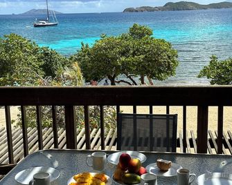 Sapphire Outlook Villa : Beachfront 2-story Villa on Sapphire Beach, St. Thomas - Saint Thomas Island - Balcón