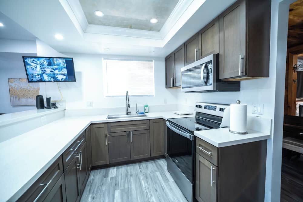 Cozy 3-bedroom cabin in serene Pearblossom with AC