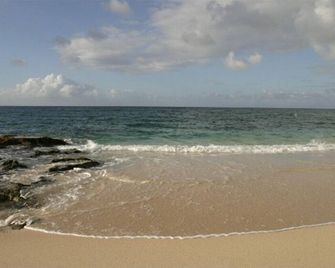 North shore beachfront villa - garden view home - 푸푸케아 - 해변