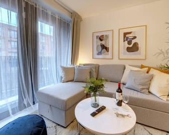 Lovely Flat In Kiln Close With Free Parking - Gloucester - Living room