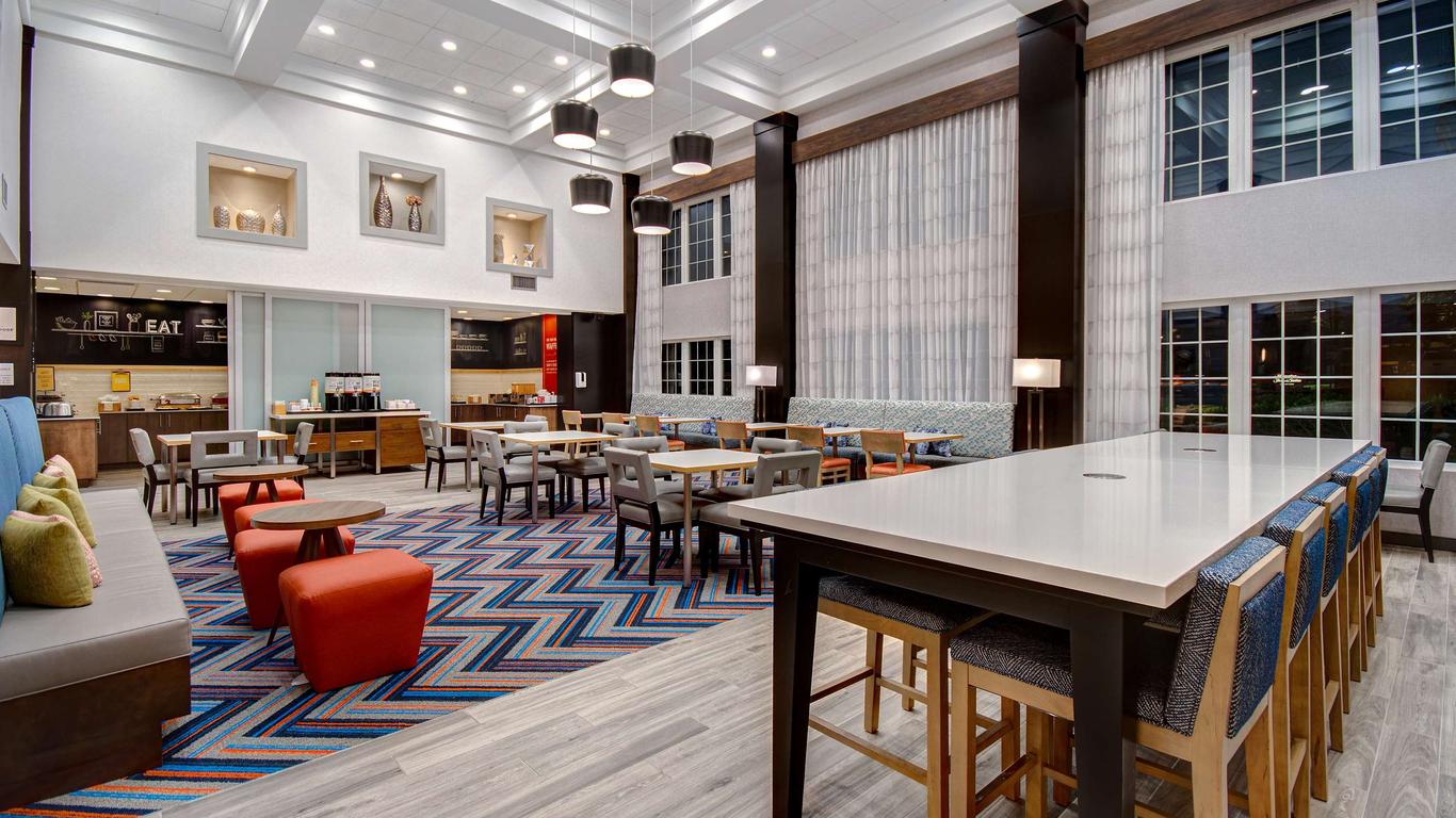 هامبتون إن أند سويتس يونكرز