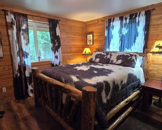 Log Home with Mountain Views located on the Satsop River - Elma - Habitación