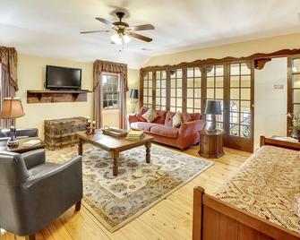 10 Minutes from Downtown Memphis - Southern Luxury in this Spacious Home - Marion - Living room