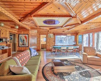 Retro Rhinelander Lake Retreat with Fire Pit! - Rhinelander - Living room