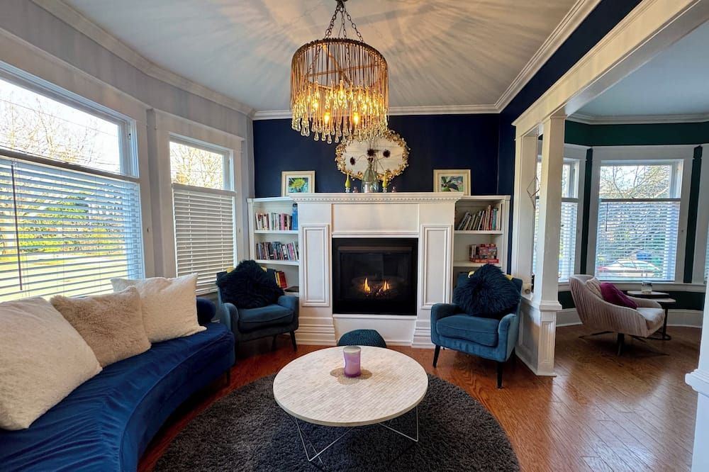 Boutique Chic Garden Retreat a Fremont Oasis w/ a BBQ, fire pit & outdoor dining - سياتل - غرفة معيشة