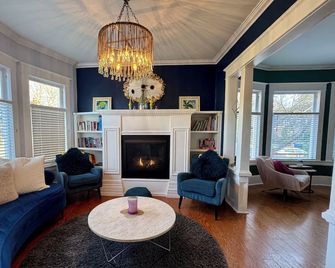 Boutique Chic Garden Retreat a Fremont Oasis w/ a BBQ, fire pit & outdoor dining - Seattle - Huiskamer