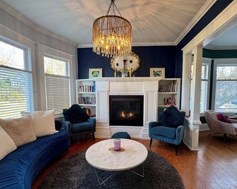 Boutique Chic Garden Retreat a Fremont Oasis w/ a BBQ, fire pit & outdoor dining - سياتل - غرفة معيشة