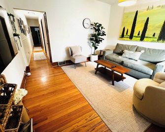 Casa Italiana: Cozy home in the heart of The Hill - St. Louis - Living room