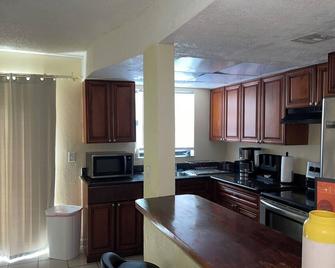 Rest Up And Relax 2bdrm/King Bed - Lauderhill - Cocina