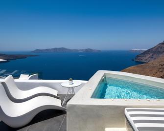 Athina Luxury Suites - פירה - בריכה