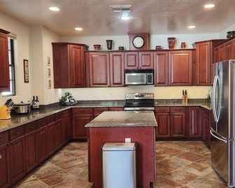 Darlenes On The Pier snowbird Seasonal Rental On The Lake! - Wellton - Cocina