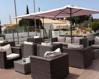 Hotel Santa Eulália Bay - אלבופרה - פטיו