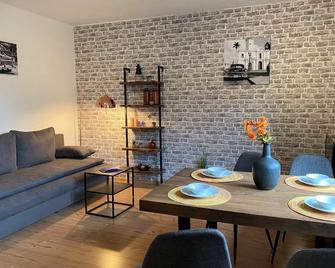 Modern apartment near Duisburg main station, 10 min from Düsseldorf main station - Essen - Sala de estar