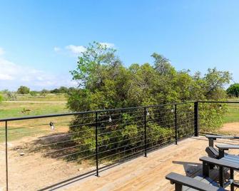 New The Sunset Luxury Container Home - Fredericksburg - Balcón