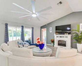 Spring Hill Home Private Pool, 9 Mi to Beach! - Spring Hill - Soggiorno