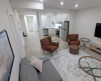 Greystone Retreat - Walk to River & Downtown - Cochrane - Soggiorno