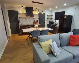 Flamingo Rentals - Modern 2-bed unit with SPA ideal for holiday and business travel - Mildura - Living room