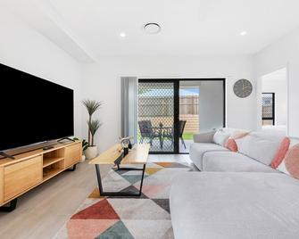 The Crest North Harbour Estate Sleeps 8 - Burpengary - Living room