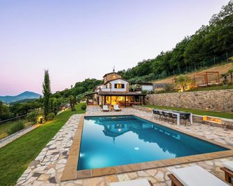 Villa Destino, Luxury Italian Villa in Umbria - Montone - Pool