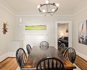 3-bedroom Bungalow, view of Uptown, walking distance to historic Plaza Midwood. - Charlotte - Essbereich