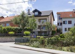 Iris Room & Apartment - Slunj - Gebouw