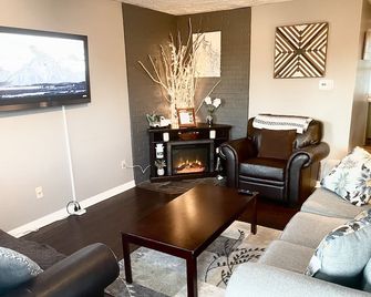 New! Ideal location! Walk to Town! Family Fun! Mountain/Park Views! Pet Friendly - Ellicottville - Sala de estar