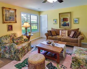 Cozy Georgetown Cottage on a Working Horse Farm! - Georgetown - Living room