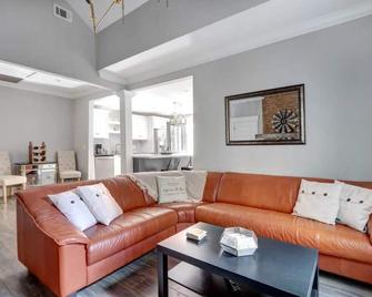 Renovated Victorian Condo Near Forsyth Park - Savannah - Living room
