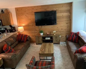 Hidden Valley - Large end-unit close to skiing and the pool! - Jones Mills - Sala de estar