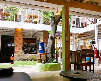 Casa Oro Eco Hostel - San Juan del Sur - Front desk