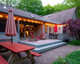 Wooded Retreat - Steps to the Lake - Close to Town - Fennville - Patio