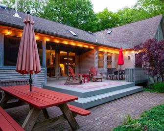 Wooded Retreat - Steps to the Lake - Close to Town - Fennville - Patio