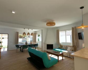 Preciosa Villa Independiente 100metros playa 10personas, Free Parking, Fully renovated Now - Los Caños de Meca - Living room