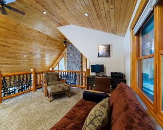 Richmond Waupaca Cabin by Simple Life Rentals - Waupaca - Living room