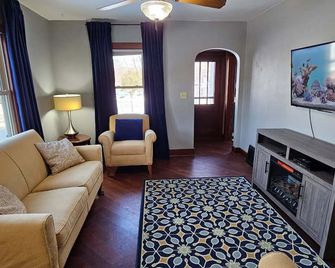 Charming hideaway close to downtown - La Crosse - Living room