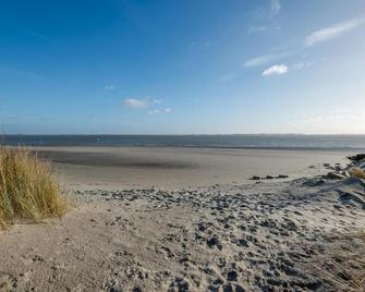 Beachside Getaway With Garden & Barbecue - Baarland - Playa