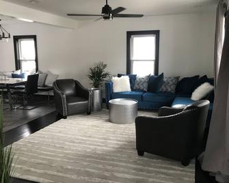 Lush Newley Renovated Home - Downtown Warren - Warren - Living room