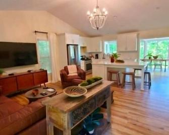 Heavenly Hideaway: Makeover In 2020, Pool Table, Covered Dock With Sundeck, Privacy! - Huddleston - Living room