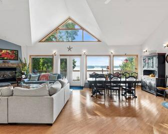 Private Waterfront Estate Cottage | Sleeps 16 | 4 Acres | Views! - Jones Falls - Sala de estar