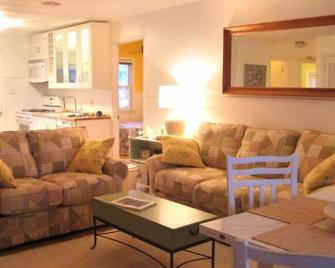 Bright and Cozy Beach Block Rental - Avalon, New Jersey! Winter weekend getaway! - Avalon - Living room